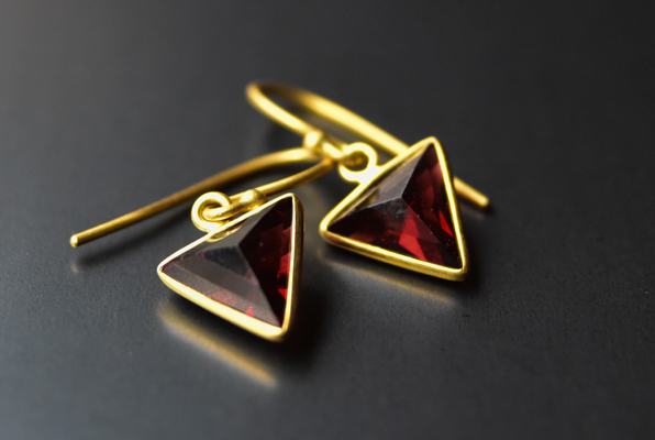 Small Triangle　Stone Earrings / Garnet